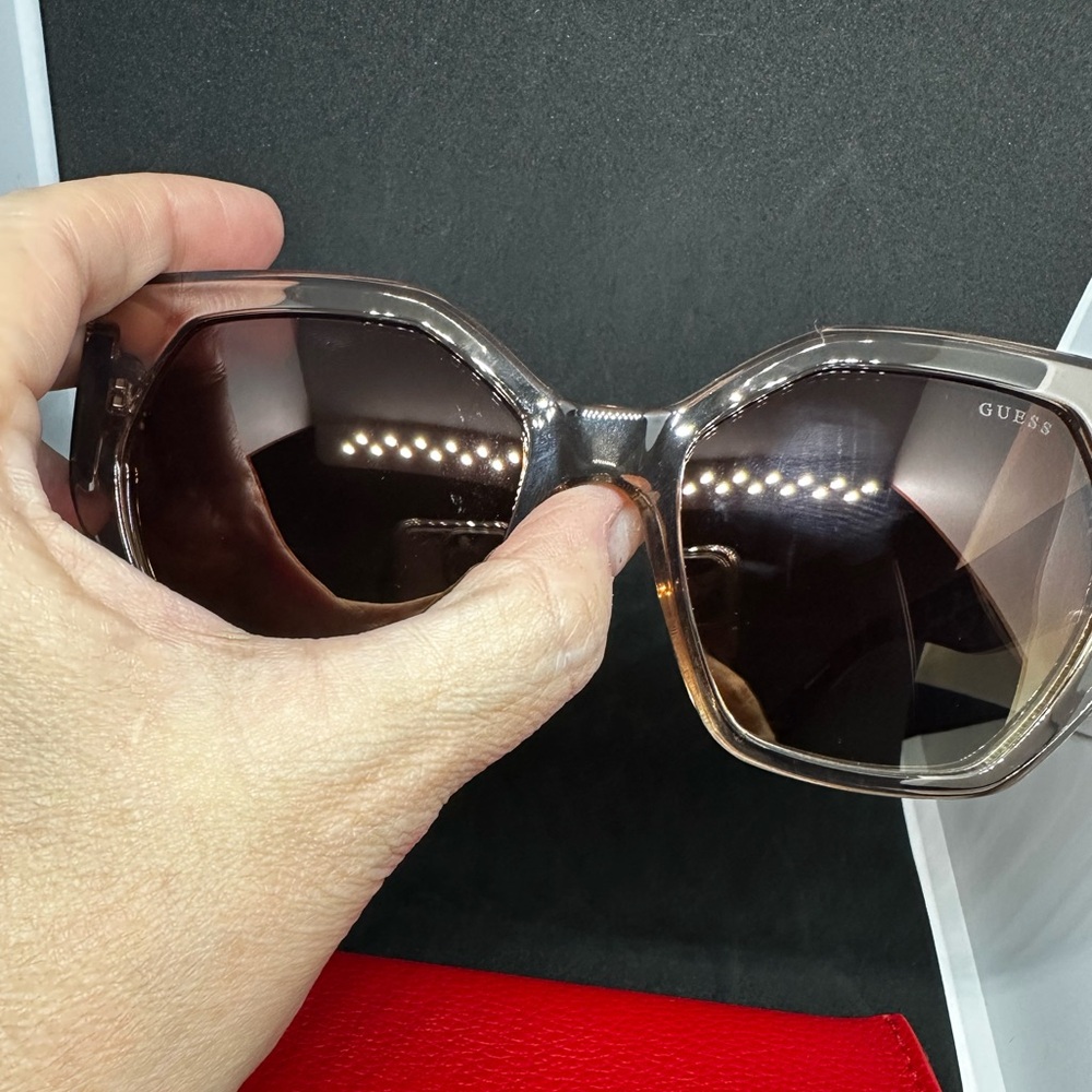 Guess Sunglasses with Red Case and Brown Gradient Lenses Leopard print. - Picture 7 of 7
